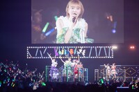 トロッコでアリーナを回るえびちゅう。