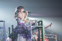 トロッコで移動する真山りか（手前）と安本彩花（奥）。