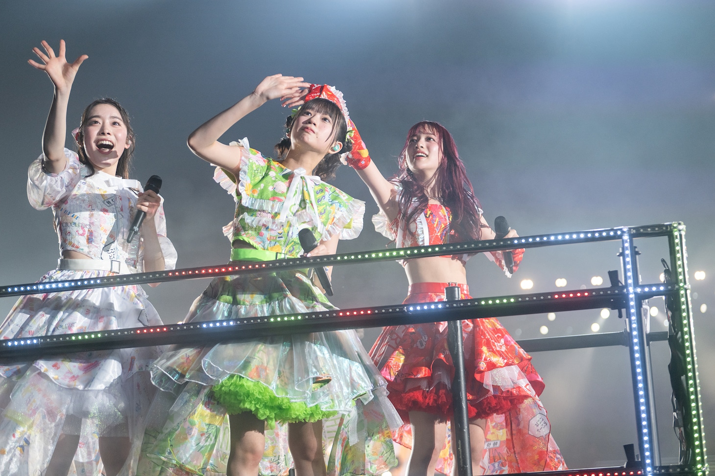 トロッコで移動する風見和香、小久保柚乃、桜木心菜（左から）。