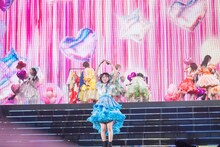 「オメカシ・フィーバー」を歌うえびちゅう。