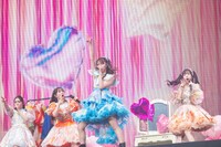 「オメカシ・フィーバー」を歌うえびちゅう。