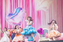 「オメカシ・フィーバー」を歌うえびちゅう。