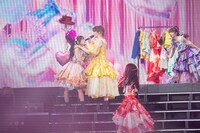 「オメカシ・フィーバー」を歌うえびちゅう。