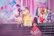 「オメカシ・フィーバー」を歌うえびちゅう。