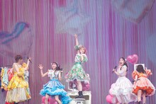 「オメカシ・フィーバー」を歌うえびちゅう。