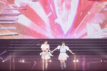 花道を駆ける仲村悠菜（左）と桜井えま（右）。