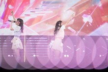 「すたーてぃん」を歌う桜井えま（左）と仲村悠菜（右）。