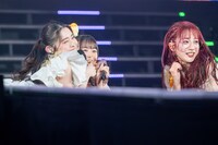 ステージに寝そべる風見和香、小久保柚乃、桜木心菜（左から）。