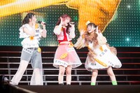 「王様の耳はパンの耳」を歌う風見和香、桜木心菜、小久保柚乃（左から）。