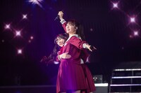 踊る仲村悠菜（奥）と中山莉子（手前）。