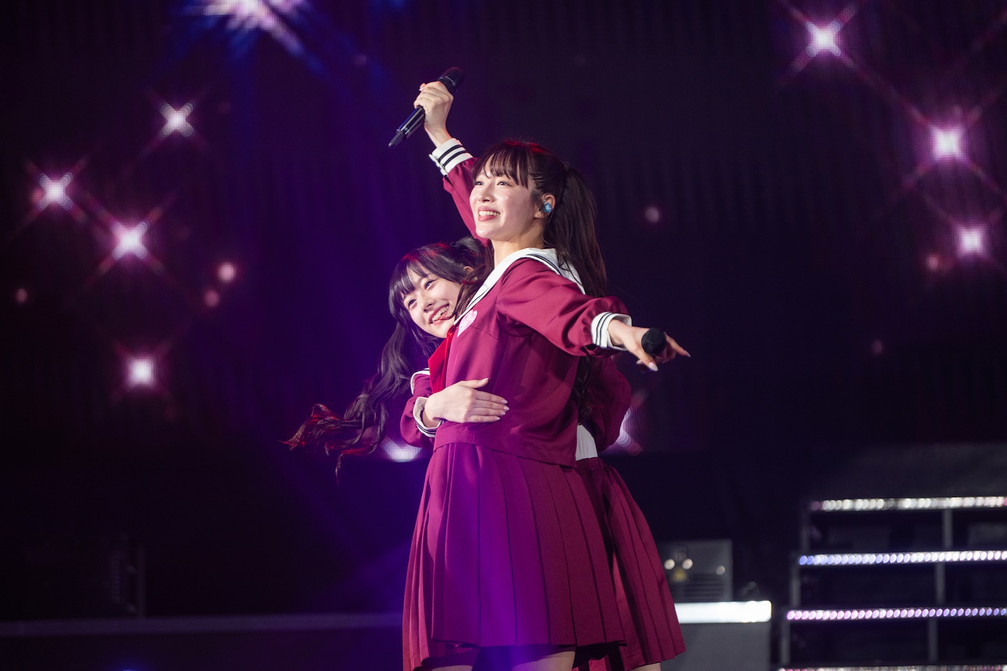 踊る仲村悠菜（奥）と中山莉子（手前）。