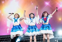 手をつなぐ安本彩花、小久保柚乃、桜木心菜（左から）。