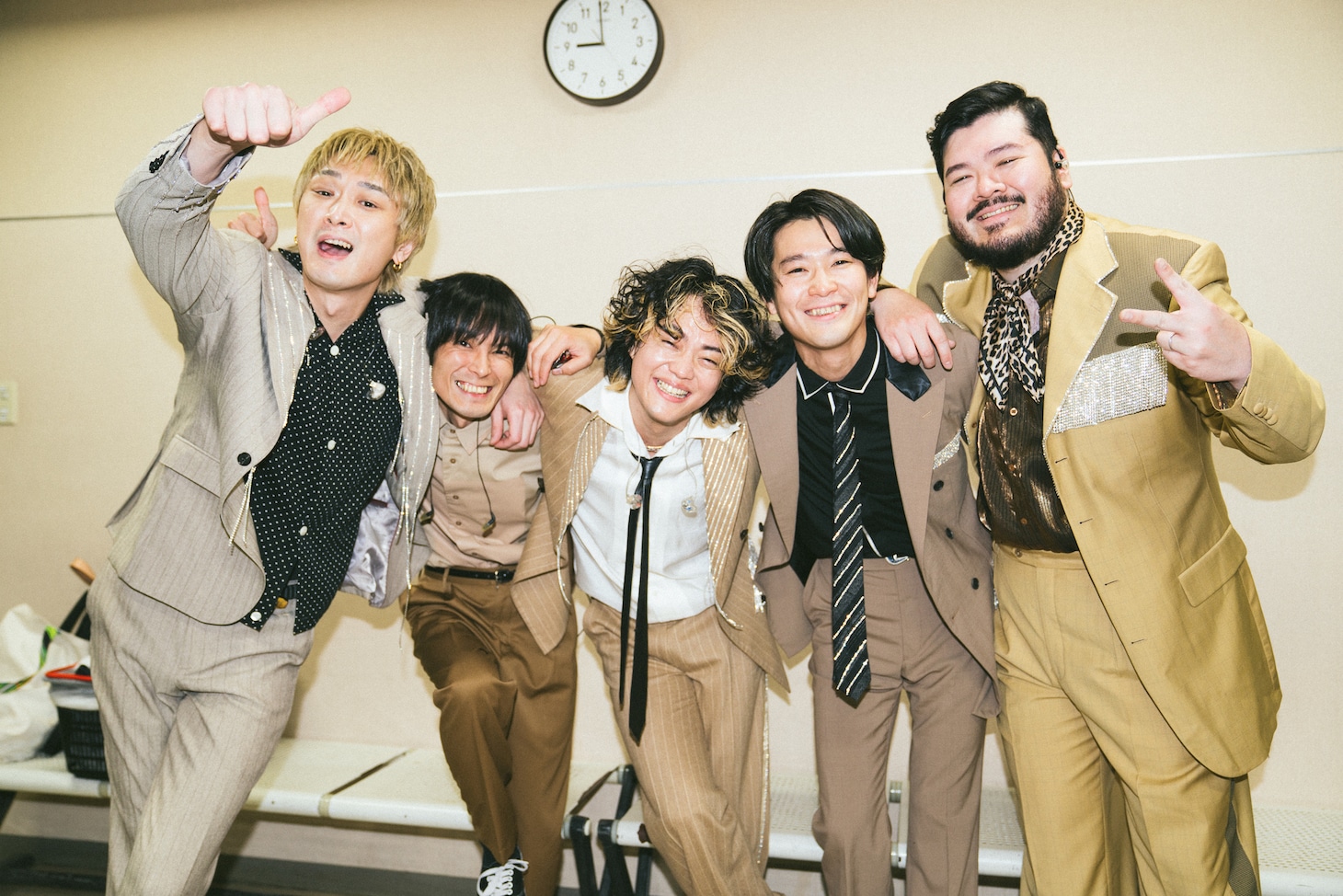 FIVE NEW OLDとサポートメンバーの山本健太。（Photo by Keisuke Morizawa）