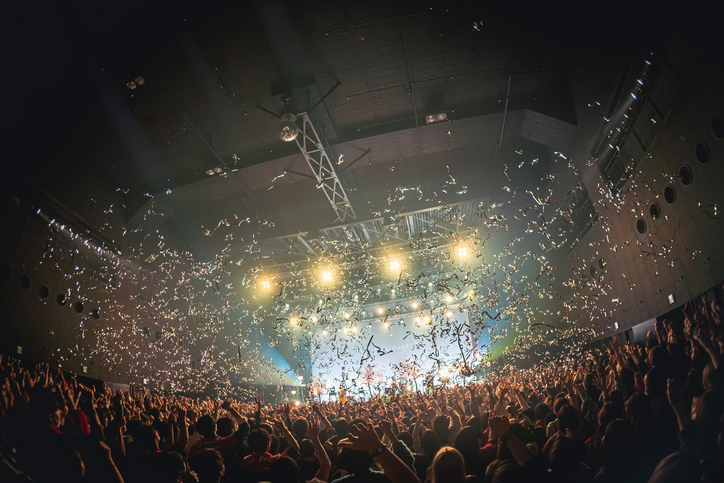 銀テープが舞うZepp DiverCity（TOKYO）。（撮影：タチバナジン）