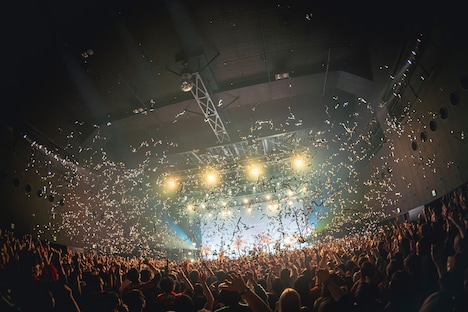 銀テープが舞うZepp DiverCity（TOKYO）。（撮影：タチバナジン）