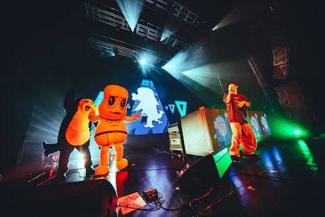 group_inouのライブに登場したイルカくんとピーナッツくん。（撮影：横山マサト）