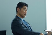 「人事の人見」より、海藤亮二役の平山祐介。 ©︎フジテレビ