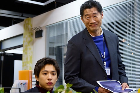 「人事の人見」より、左から瀬沼優役の田中洸希（SUPER★DRAGON）、海藤亮二役の平山祐介。©︎フジテレビ