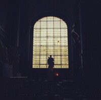 2014年、パリの教会。「ここの椅子に4時間座って1曲書きました」