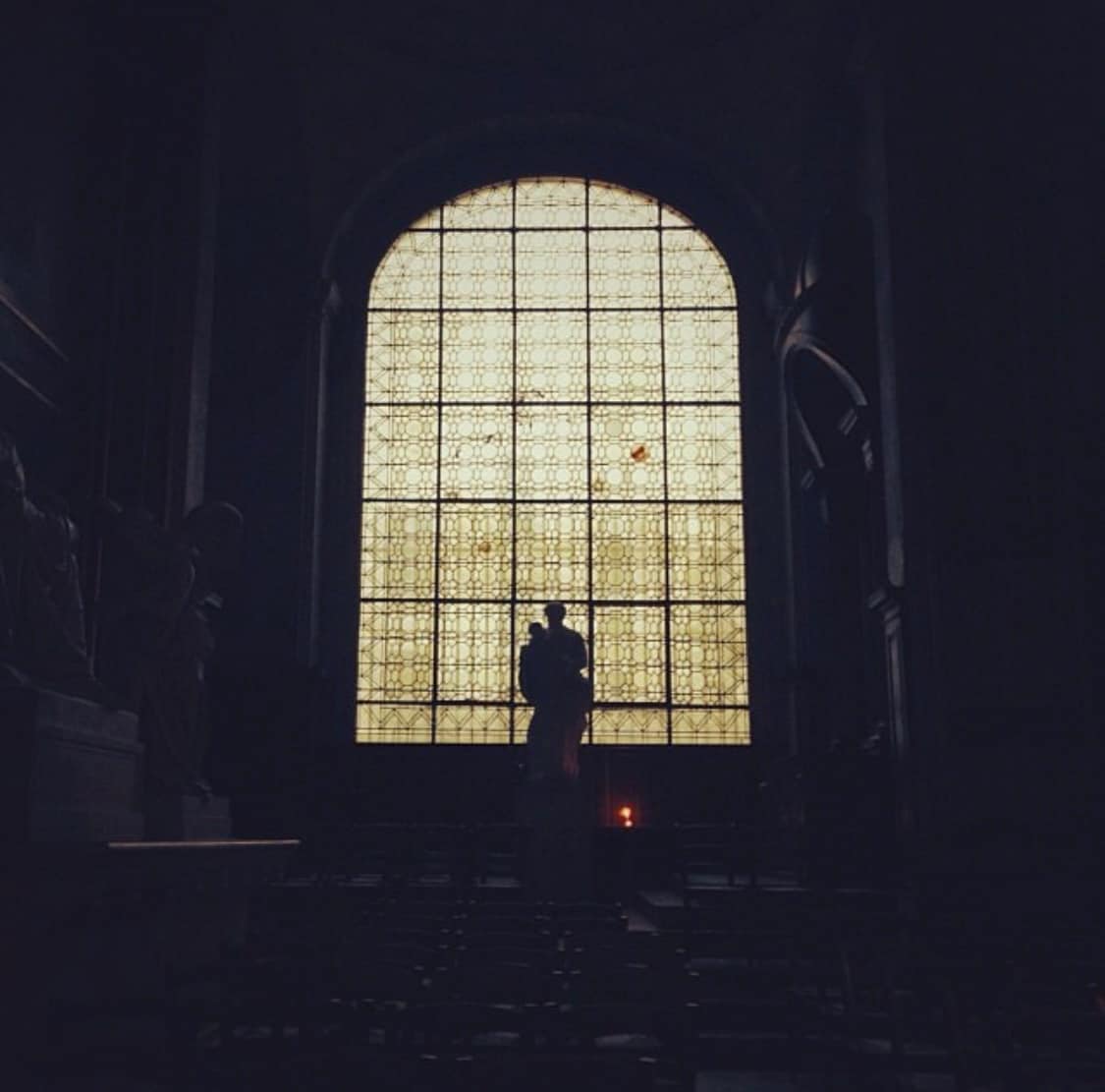 2014年、パリの教会。「ここの椅子に4時間座って1曲書きました」