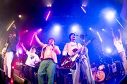 「今夜はブギー・バック」を披露する「すももハイツ」出演者一同。