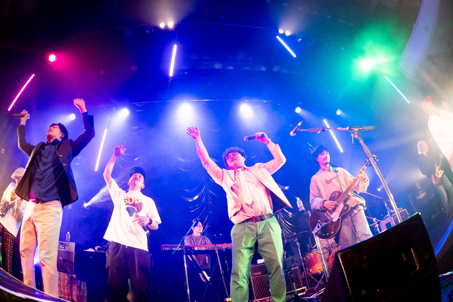 「今夜はブギー・バック」を披露する「すももハイツ」出演者一同。
