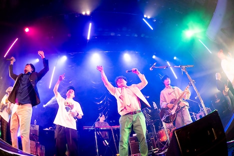 「今夜はブギー・バック」を披露する「すももハイツ」出演者一同。