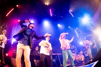 「今夜はブギー・バック」を披露する「すももハイツ」出演者一同。