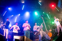 「今夜はブギー・バック」を披露する「すももハイツ」出演者一同。