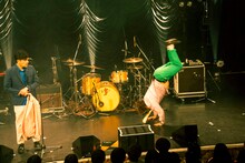 バク転するマユリカ中谷（右）と、それを白い目で見るマユリカ阪本（左）。