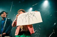 マユリカ中谷が描いたCody・Lee(李)のイラスト。メンバー曰く左端はおそらく原汰輝（Dr, Cho）。