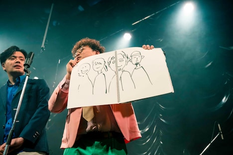 マユリカ中谷が描いたCody・Lee(李)のイラスト。メンバー曰く左端はおそらく原汰輝（Dr, Cho）。