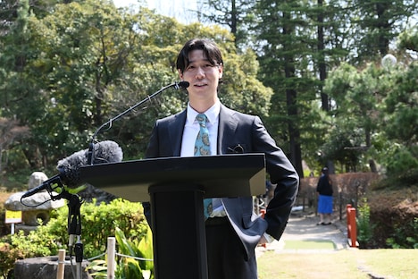 立候補の理由と公約を語る小袋成彬。