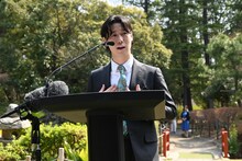 立候補の理由と公約を語る小袋成彬。