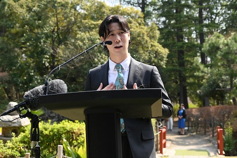 立候補の理由と公約を語る小袋成彬。