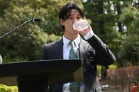 水分補給する小袋成彬。