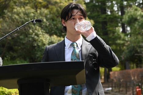 水分補給する小袋成彬。