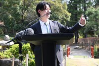 友人たちにサムズアップする小袋成彬。