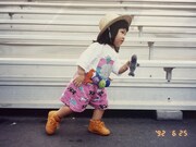 水族館でご機嫌な2歳の青葉市子。