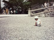 1歳頃。お寺で手遊び中。