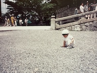 1歳頃。お寺で手遊び中。