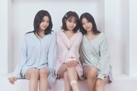 ニットシリーズを着用するLE SSERAFIMメンバー。左から、HUH YUNJIN、KIM CHAEWON、KAZUHA。