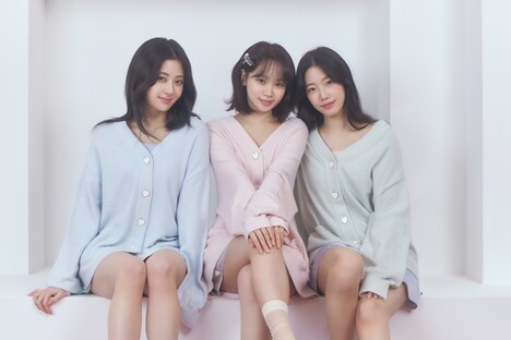 ニットシリーズを着用するLE SSERAFIMメンバー。左から、HUH YUNJIN、KIM CHAEWON、KAZUHA。