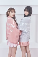 ニットシリーズを着用するLE SSERAFIMメンバー。左から、SAKURA、HONG EUNCHAE。