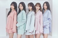 サテンシリーズを着用するLE SSERAFIM。