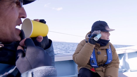 糸電話で会話する森次政裕（超特急）。（写真提供：NHK）