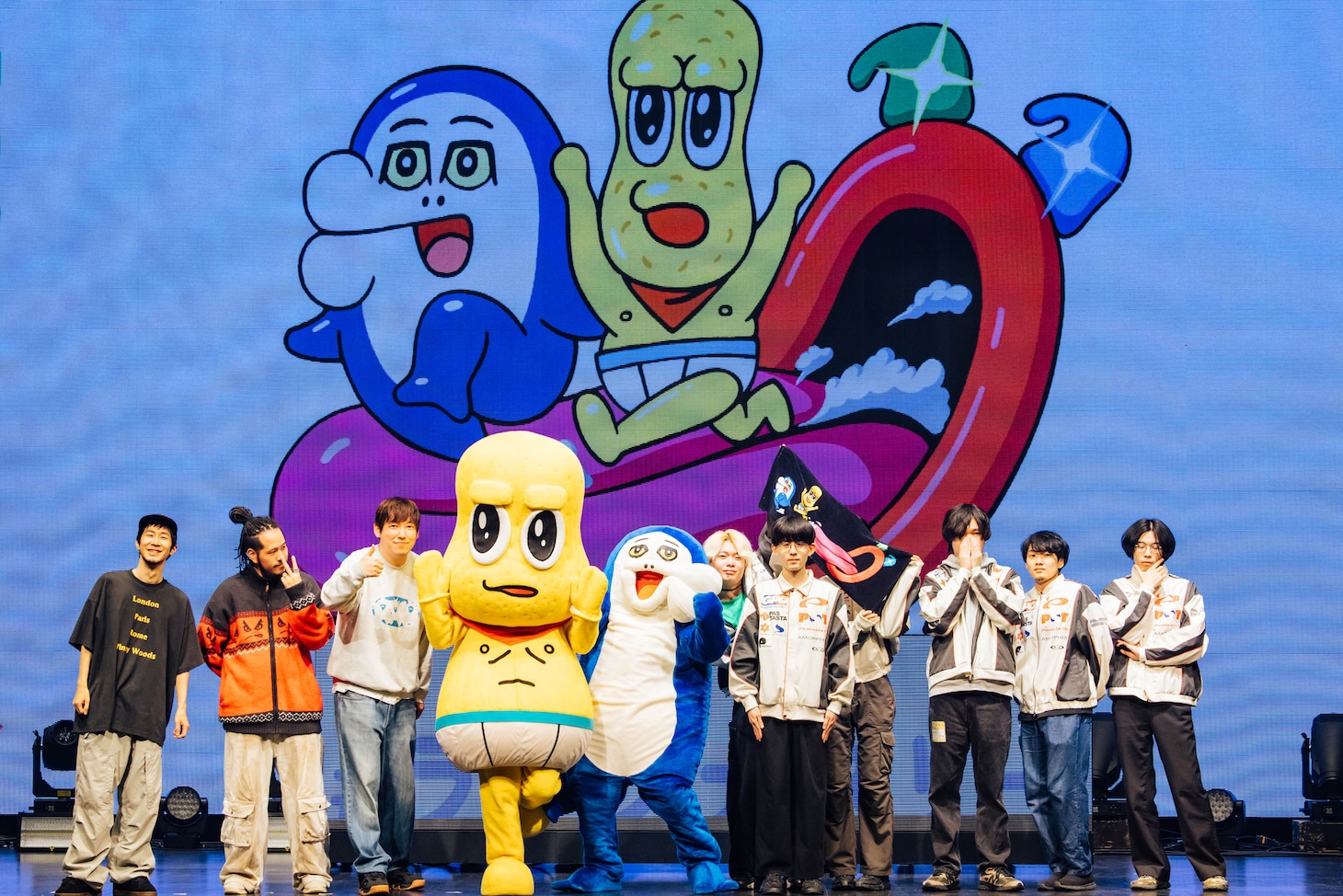 「ライブナタリー “group_inou × ピーナッツくん × PAS TASTA”」全出演者での記念写真。（撮影：横山マサト）