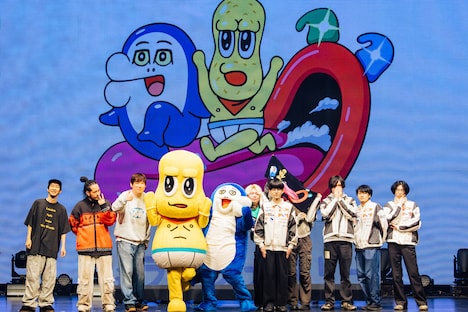 「ライブナタリー “group_inou × ピーナッツくん × PAS TASTA”」全出演者での記念写真。（撮影：横山マサト）