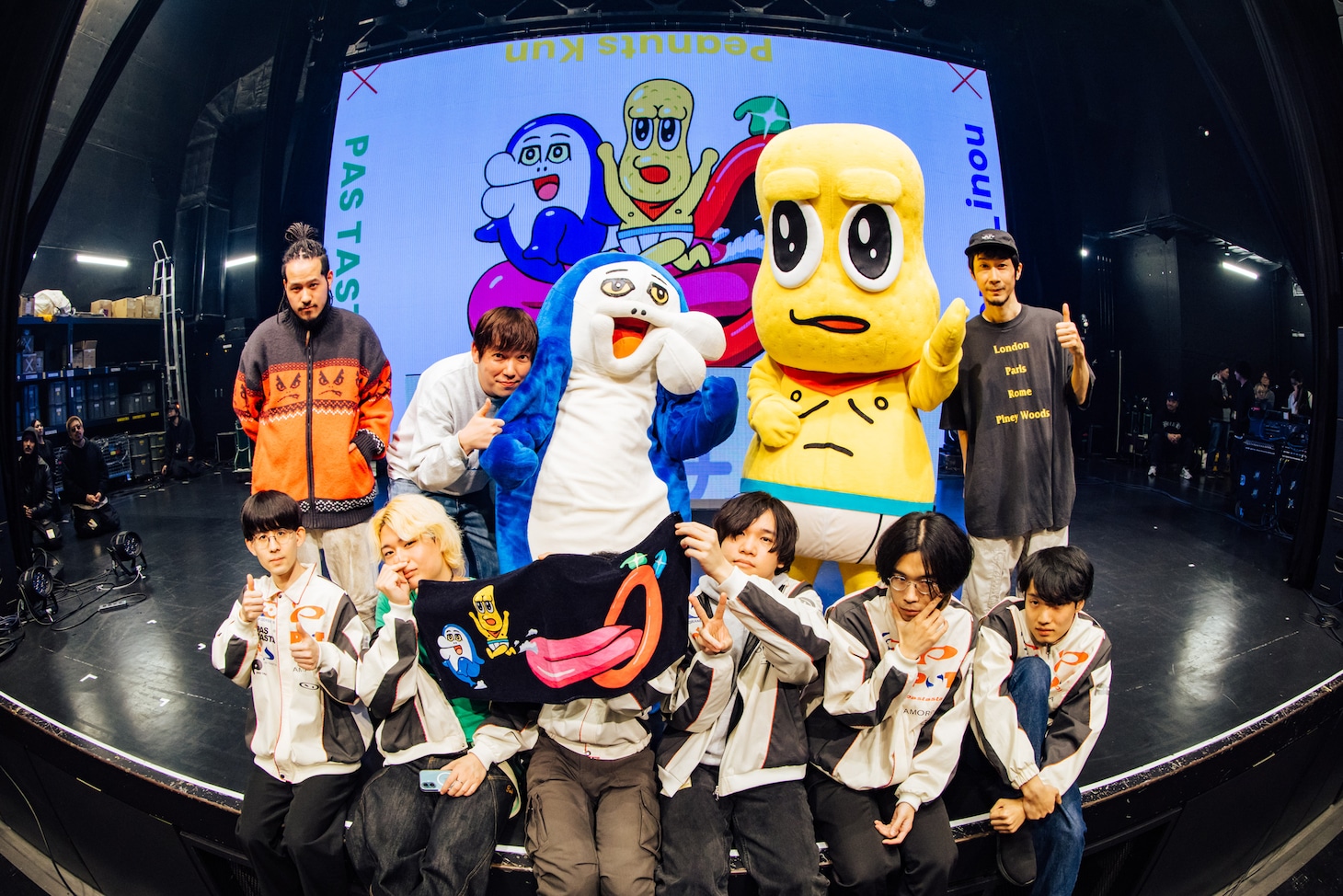 「ライブナタリー “group_inou × ピーナッツくん × PAS TASTA”」全出演者での記念写真。（撮影：横山マサト）