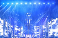 ステージ中央に設置された光のタワー。(c)KQ Entertainment